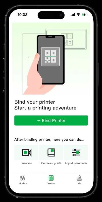 Головний екран застосунку Bambu Handy із зображенням руки, що тримає телефон, який сканує QR-код принтера, зелена кнопка «+ Bind Printer» та вкладки навігації Models / Devices / Me