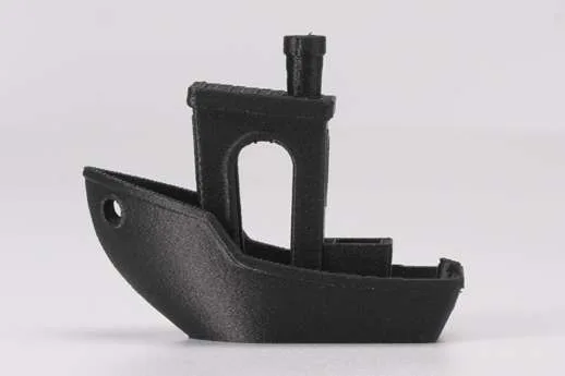 Човник Benchy, надрукований із висушеного філаменту, з чистими гладкими поверхнями
