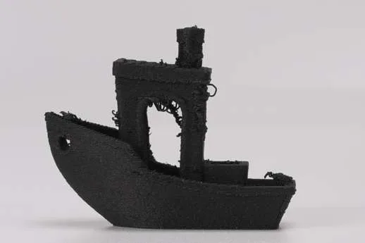 Човник Benchy, надрукований з вологого філаменту, вкритий павутинням та шорсткими поверхнями