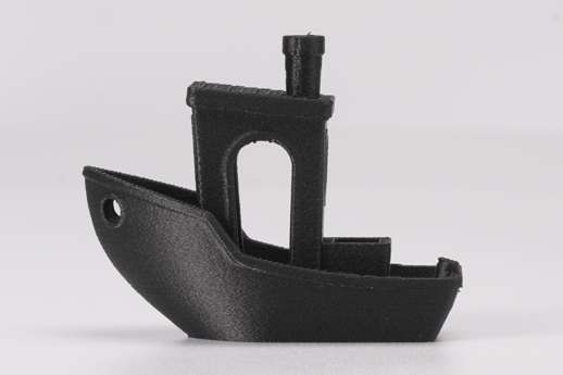 Кораблик Benchy, напечатанный просушенным филаментом, с чистыми гладкими поверхностями