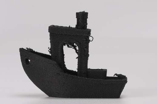 Кораблик Benchy, напечатанный влажным филаментом, покрытый нитями и с шероховатой поверхностью